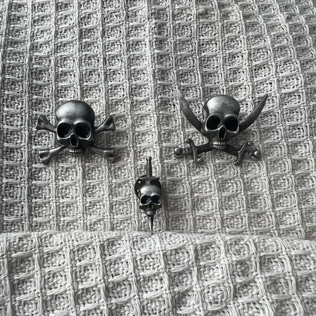 Halloween Skull Badge Vintage Ghost Head Brooches Scary Accessory Pin Mini Model Sword Cosplay Props Party Decor Collection Gift